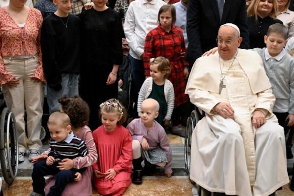 papież Franciszek z dziećmi